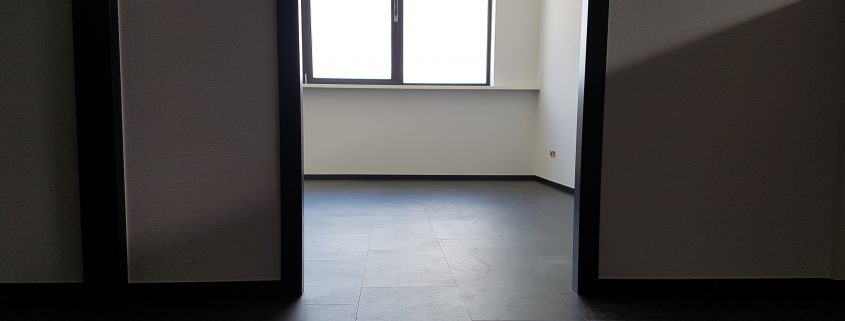 20170613 151244 845x321 - Pvc vloer steeneffect in bedrijfsruimte Nieuwegein