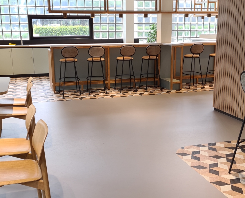 Bij Newday offices Amsterdam hebben we deze gave uni kleurige linoleum vloer geleverd.