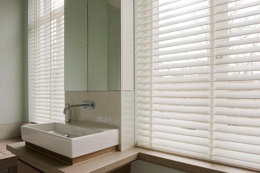 jasno blinds wit badkamer hoog raam 2 - Shutters